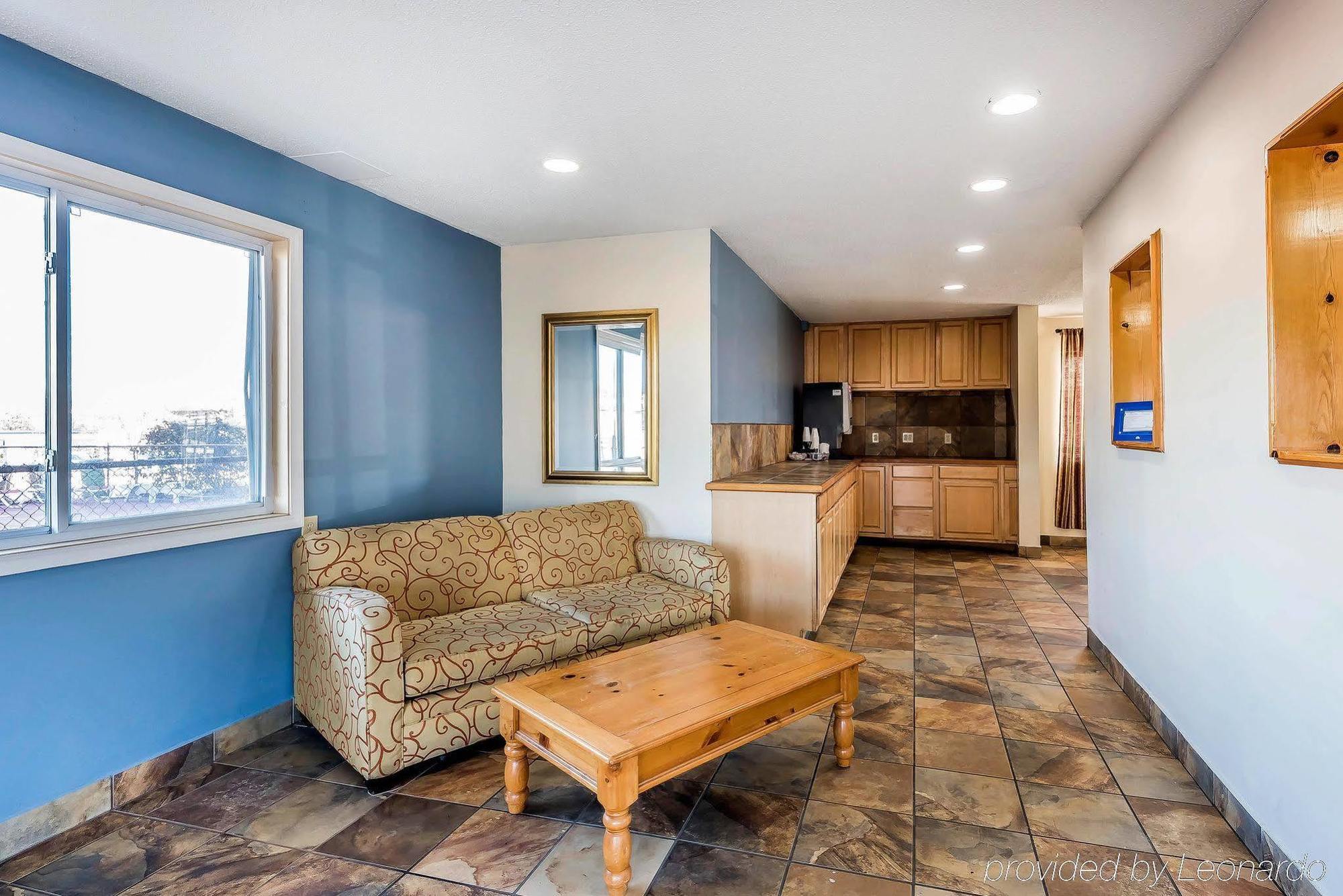 Rodeway Inn & Suites Columbia Exterior photo