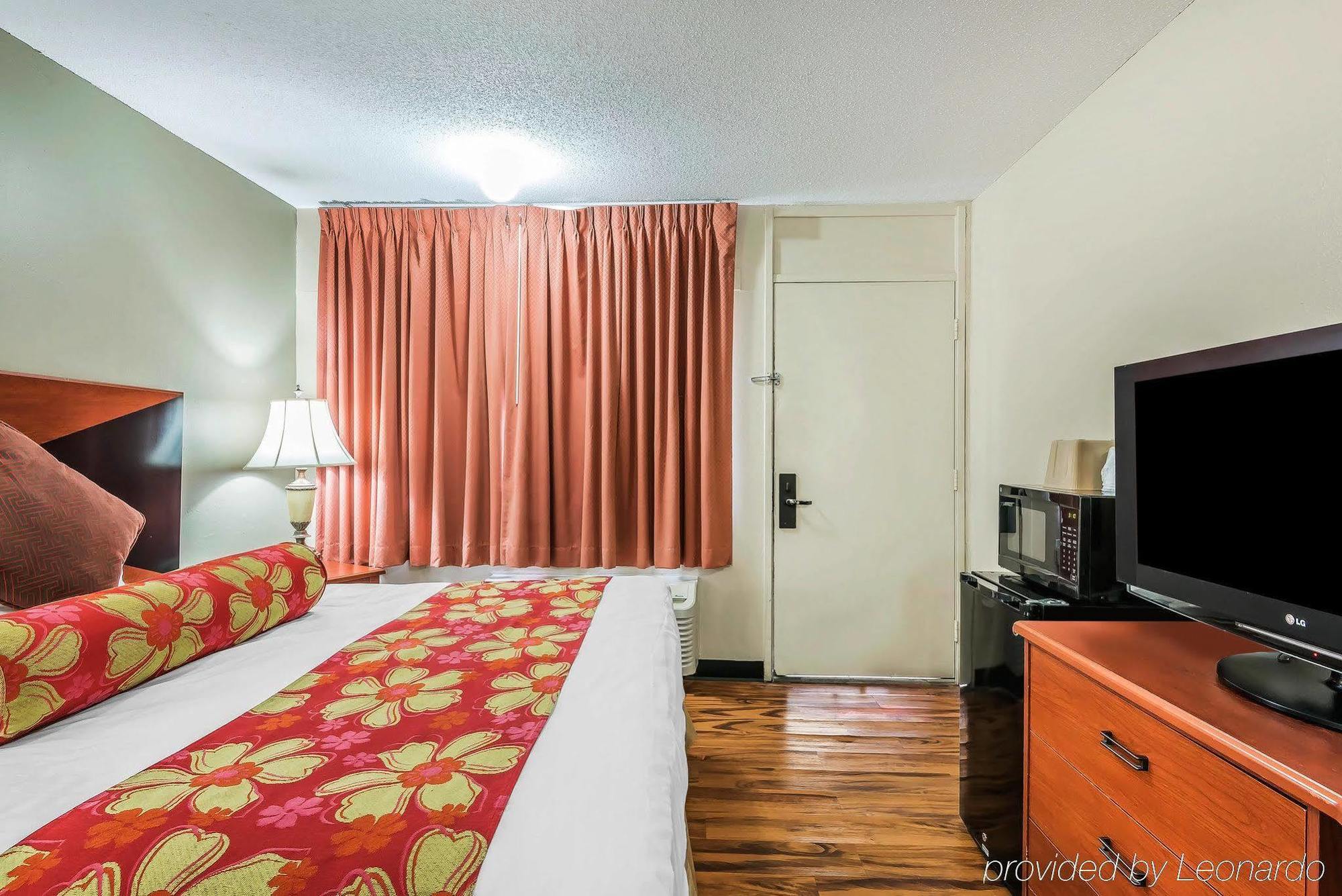 Rodeway Inn & Suites Columbia Exterior photo