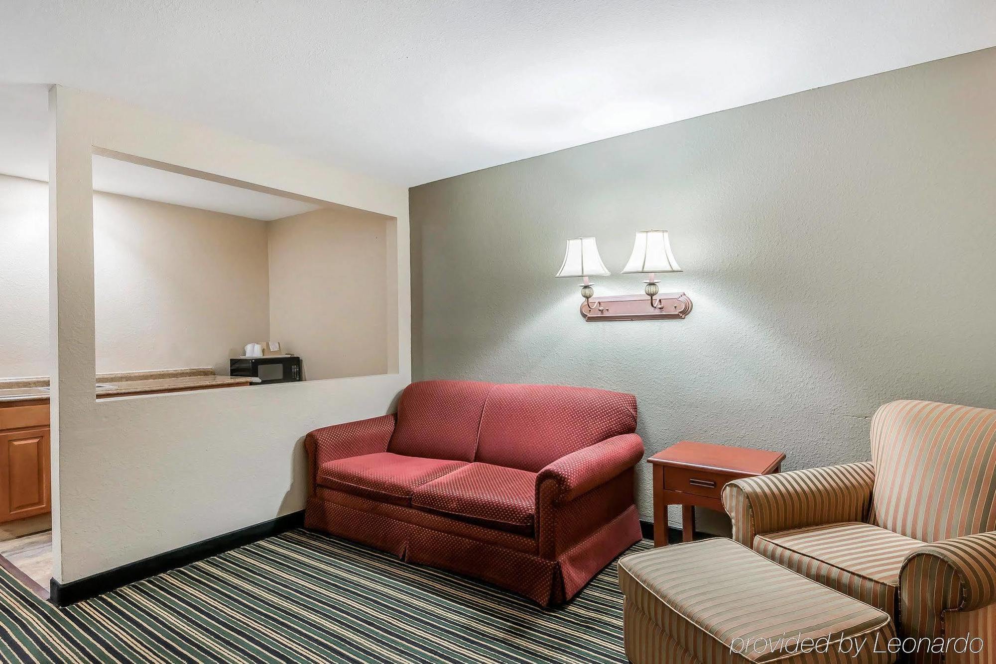 Rodeway Inn & Suites Columbia Exterior photo
