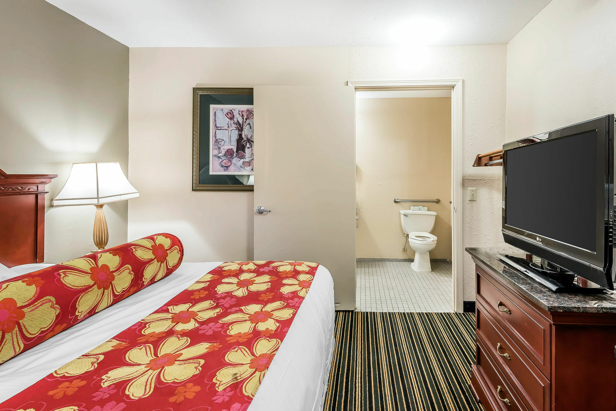 Rodeway Inn & Suites Columbia Exterior photo