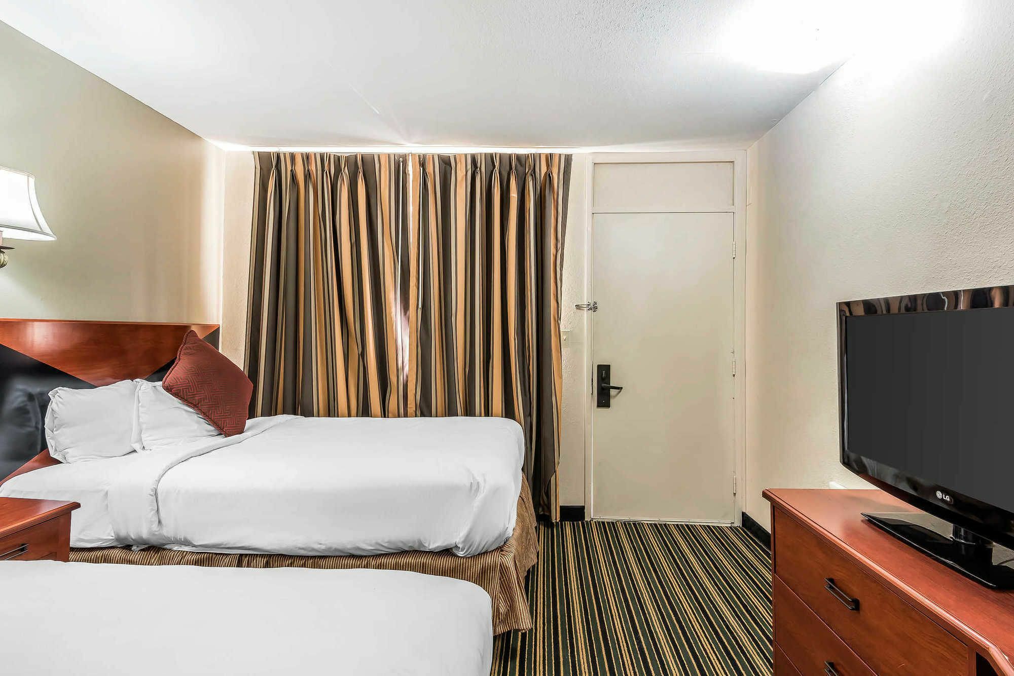 Rodeway Inn & Suites Columbia Exterior photo